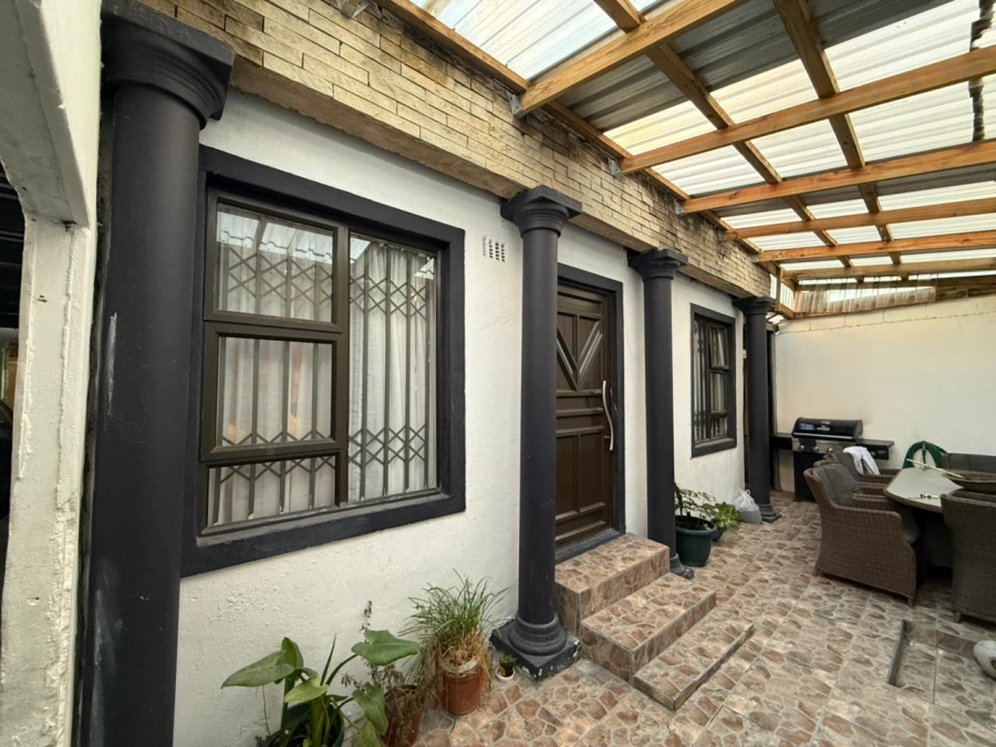 4 Bedroom Property for Sale in Mandela Park Western Cape